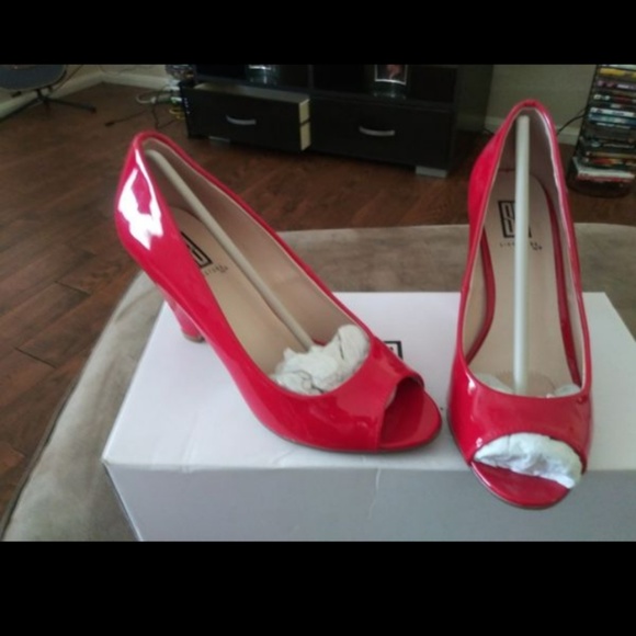 Red pumps - Picture 2 of 2